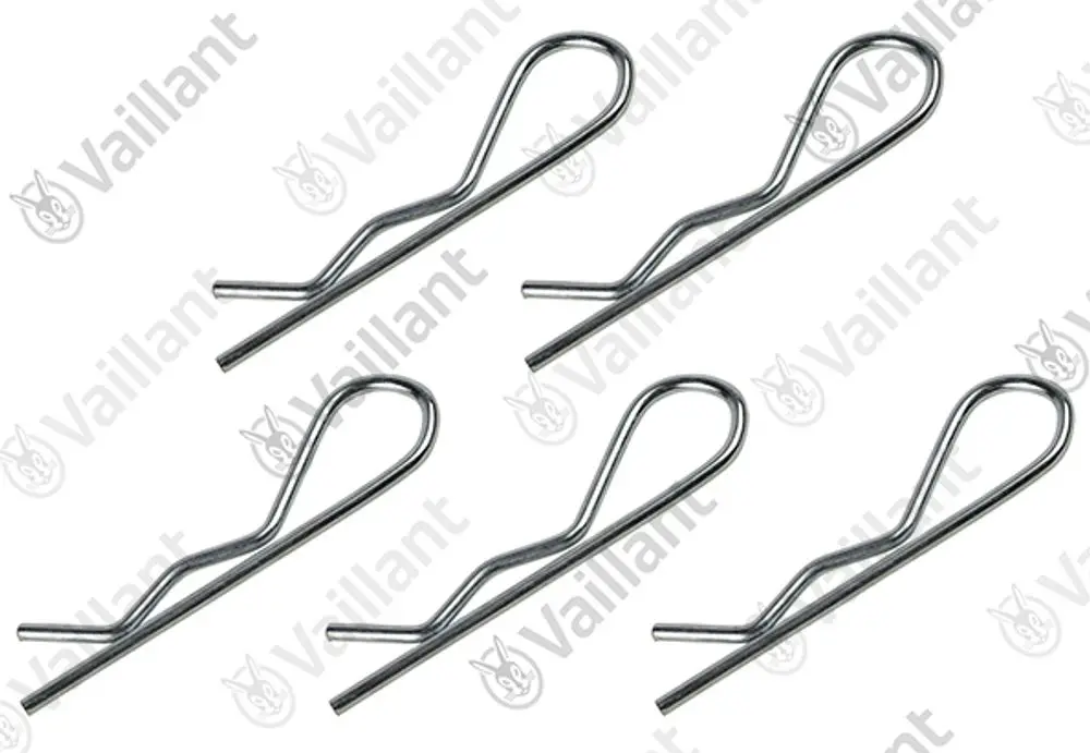 Fünf metallische Klammern der Marke Vaillant mit einem speziellen Design für die Befestigung, angeordnet auf hellem Hintergrund.